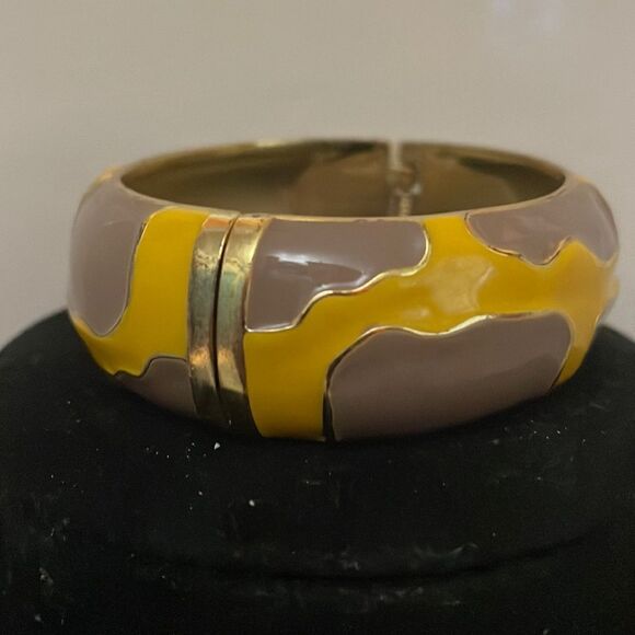Jewelry - Vintage 3” x 1” signed “BR” (Bassett Jewelry)yellow/mauve hinged bangle bracelet